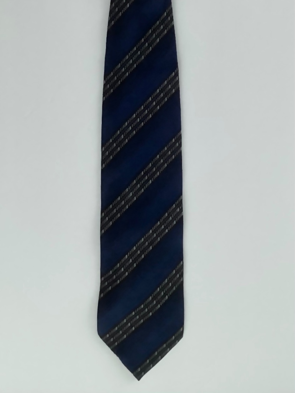 Men’s Navy Blue Striped Giorgio Armani Necktie Silk Blend Made in Italy